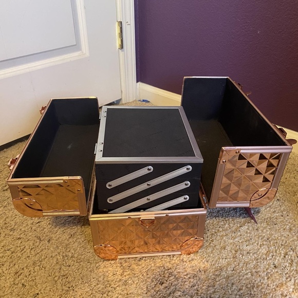 NWT Fantasy Collection Makeup Cosmetics Train Case - Picture 3 of 3